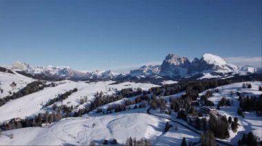 Resmedilmeye değer bir kış manzarası Dolomite dağlarını berrak bir gökyüzünün altındaki karlı bir araziye karşı sergiliyor. Doğa başyapıtı el değmemiş beyaz genişlikler ve görkemli zirvelerle gözler önüne seriliyor..