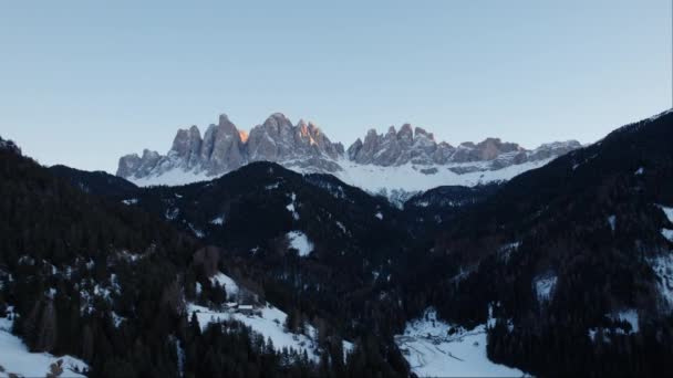 Rozsáhlé Zimní Panorama Odhaluje Rozlehlou Rozlohu Zasněžené Krajiny Majestátními Dolomitskými — Stock video