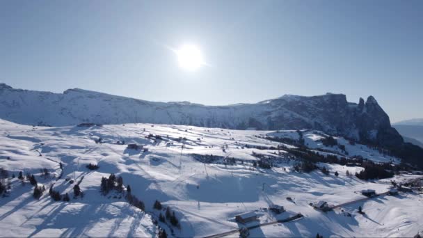 Spektakulärer Drohnenflug Gleitet Seitwärts Und Offenbart Eine Atemberaubende Schneebedeckte Landschaft — Stockvideo