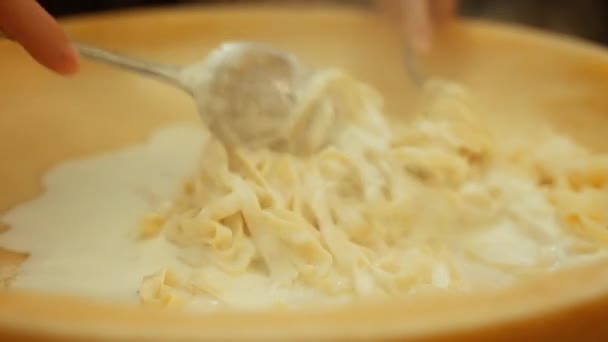 Участвуйте Кулинарном Спектакле Приготовлению Макарон Сырным Колесом Колесо Сыра Встречается — стоковое видео
