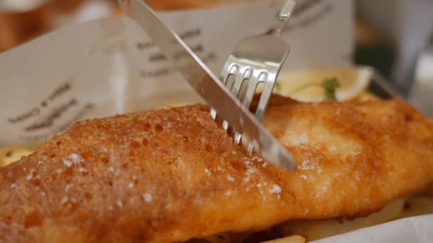 Şef Altın Kahverengi Mükemmelliği Ustalıkla Dilimliyor Çıtır Balık Patates Kızartması — Stok video