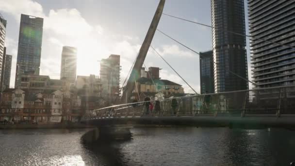 Приголомшливій Візуальній Взаємодії Міст Гордо Підсвічується Теплим Сяйвом Сонячного Світла — стокове відео