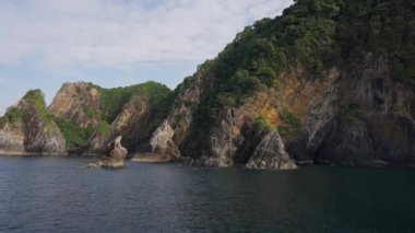 Derin mavi denizin masmavi genişliğiyle kucaklanan tropikal bir cennet açılır. Palmiyeli kıyılar, parlak güneşin altında kumlu koyları ve saklı hazineleri keşfetmeye davet ediyor..