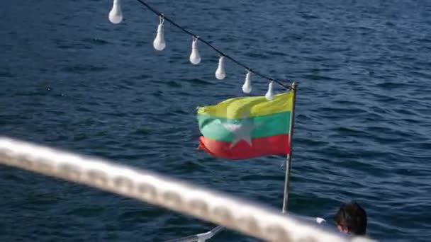 Bandera Myanmar Ondea Orgullosamente Brisa Del Océano Sobre Mástil Barcos — Vídeos de Stock