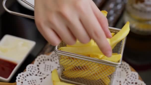 Mână Întinde Culegând Delicat Prăjitură Franceză Aurie Crăpătură Primitoare Lumină — Videoclip de stoc