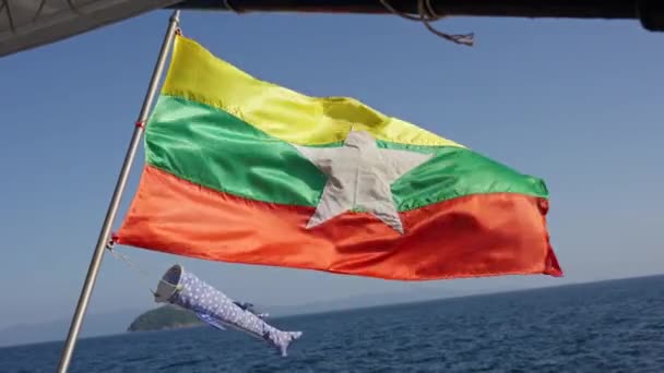 Bandeira Mianmar Flutua Orgulhosamente Topo Mastro Barcos Enquanto Navega Pela — Vídeo de Stock