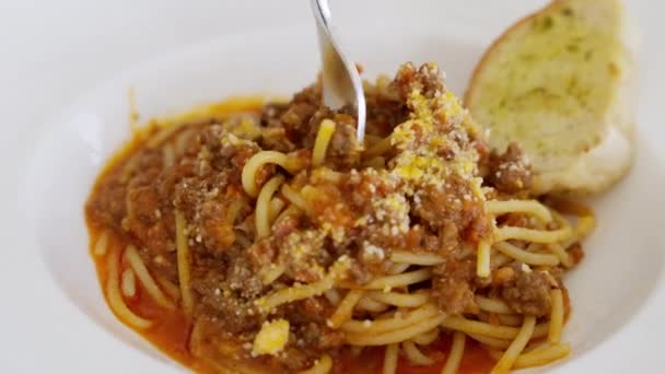 Bir Çatal Spagetti Bolonez Tellerini Zarifçe Kıvırarak Mükemmel Bir Dürüm — Stok video