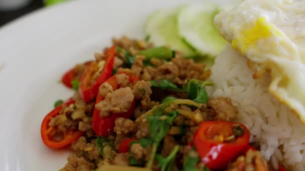 Hojas Aromáticas Albahaca Tailandesa Arroz Aromático Huevo Perfectamente Frito Unen — Vídeo de stock