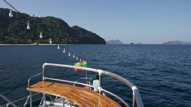 Лодка Изящно Плывет Спокойному Морю Флагом Мьянмы Гордо Машущим Нежном — стоковое видео