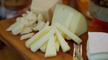 Taze kesilmiş peynir. Tadını çıkarmaya hazır. Kremsi dokusu ve zengin aromasıyla bu peynir aşçılık deneyimi vadediyor. Şarap ve krakerlerle eşleşmek için mükemmel. Yüksek kaliteli FullHD görüntüler