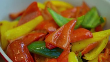 Lezzetli pişmiş dolmalık biber renkli ve lezzetli bir meze olarak servis edilir. Yumuşak dokuları ve canlı renkleri ile, bu biberler nefis tazelik öğünleri ekliyor. Yüksek kaliteli FullHD görüntüler