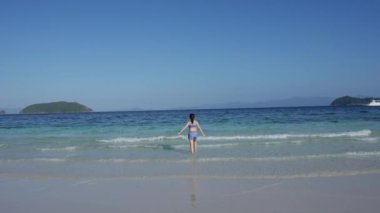 Asyalı bir kızın okyanus ufkuna barışçıl bir şekilde bakışını çekerek sakin ve huzurlu bir ortam yaratıyor. Arkaplanı olarak denizin enginliğiyle rahatlama ve gençleşmeyi simgeliyor.