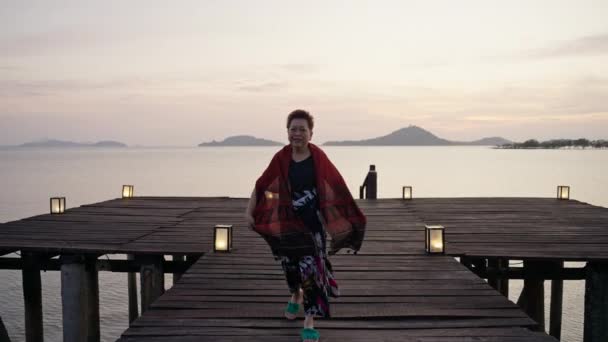 Donna Pensionamento Asiatica Danza Con Grazia Sulla Spiaggia Immersa Nel — Video Stock