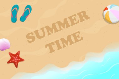 Plaj balonu, deniz yıldızı, deniz kabuğu ve parmak arası terlikle kum üzerinde yaz zamanı mesajı. Üst görünüm deniz sörfü arka planı.