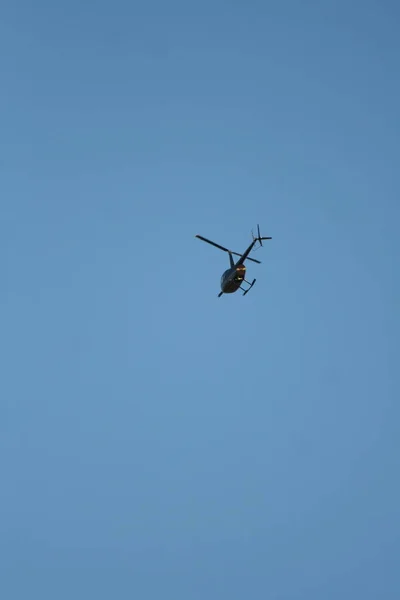 Een Helikopter Vliegt Een Blauwe Lucht — Stockfoto
