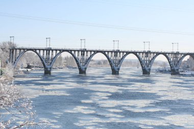 Kışın Dnipro nehri üzerindeki köprü.