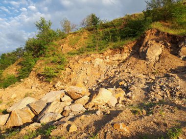 Yol taş ocağı gibi..