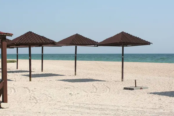 Deniz kıyısında ahşap çitleri olan kumsal