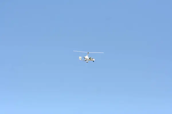Helicóptero Branco Autogear Voando Céu — Fotografia de Stock