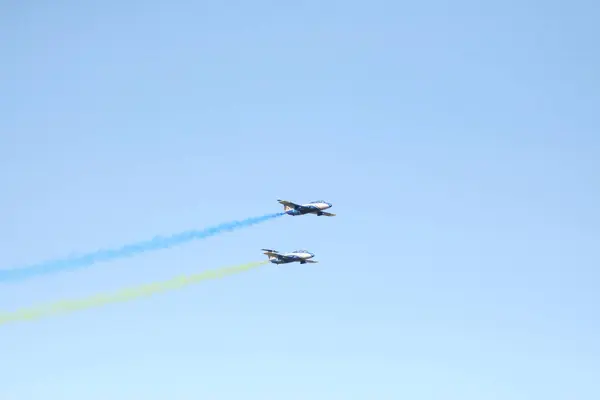 Zespół Sił Powietrznych Wykonujący Podwójnie Kolorowy Smog — Zdjęcie stockowe