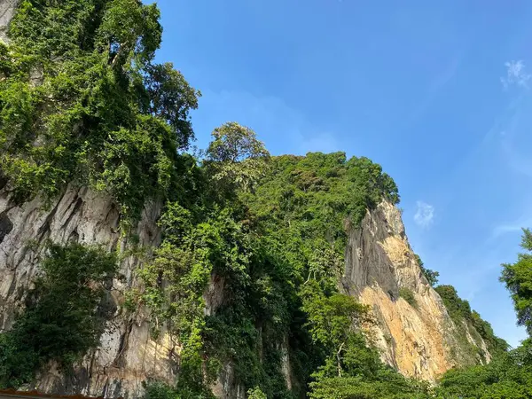 Sabahın en ünlü simgesine sahip adanın güzel manzarası 