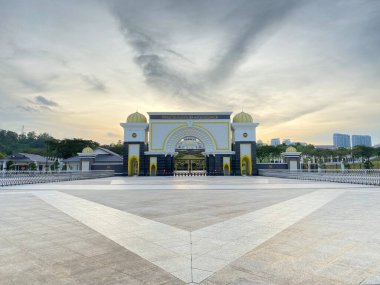 18 Mayıs 2023: Kraliyet Sarayı Kapısı önündeki turistler Istana Negara (Istana Negara), Kuala Lumpur, Malezya.