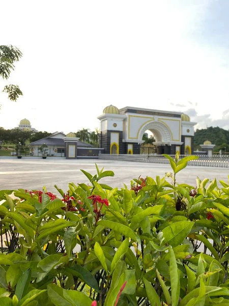 2023年5月18日 マレーシア クアラルンプールの王宮イスタナ ネガラ イスタナ ネガラ 前の観光客 — ストック写真