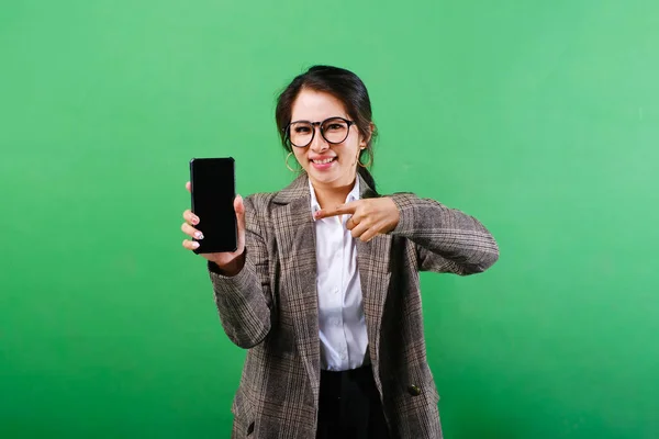 Zdjęcie Uśmiechniętej Azjatyckiej Bizneswoman Pokazując Ekran Telefonu Komórkowego Rąk Wskazując — Zdjęcie stockowe