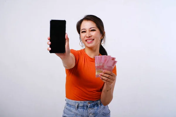 Mulher Asiática Animado Feliz Vestindo Casualshirt Segurando Dinheiro Indonésio Mostrando — Fotografia de Stock