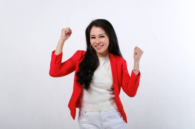 Heyecanlı ve beyaz elbiseli mutlu Asyalı kadın beyaz arka planda izole edilmiş.