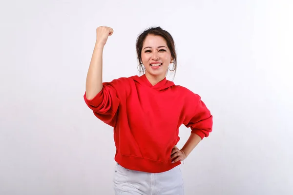 Femme Asiatique Souriante Avec Pull Rouge Pantalon Blanc Montrant Poing — Photo