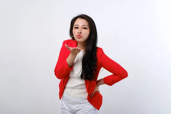 Азіатська Жінка Червоно Білою Сукнею Повітряний Поцілунок Ізольовано Білому Тлі — стокове фото