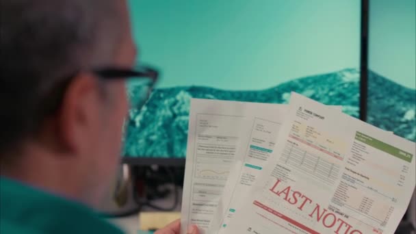 Latino Man Tittar Igenom Försenat Vatten Och Gas Räkningar Skakhuvudet — Stockvideo