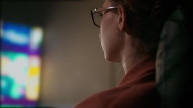 Kafkasyalı Kadın İzleme Rehberi ya da Uzaktan Kumandalı Uygulamayı Kapat ve Kapat. ARRI Alexa ile ARRIRAW 'da çekildi ve QuickTime Apple ProRes 422 HQ ihraç edildi..