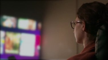 Kafkas Kadın İzleme Rehberi ya da Yayıncılık Uygulamasının Yakın Çekimi ve Pan 'ı. ARRI Alexa ile ARRIRAW 'da çekildi ve QuickTime Apple ProRes 422 HQ ihraç edildi..