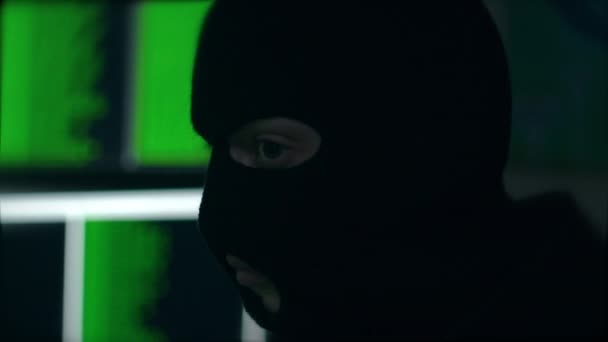 Cyber Hacker Βάζοντας Μάσκα Του Σκι Μεταμφίεση Στη Συνέχεια Δείχνοντας — Αρχείο Βίντεο