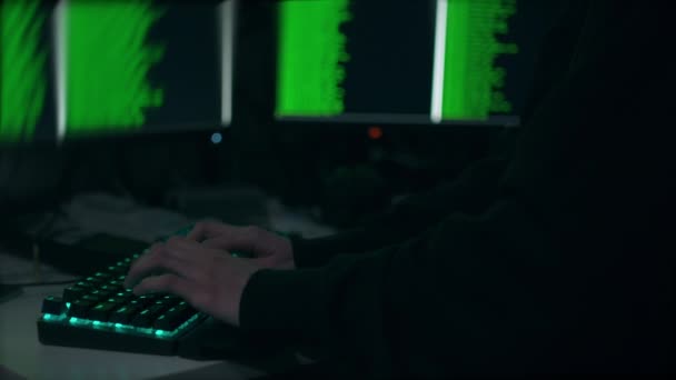 Cyberhaker Zakładający Maskę Narciarską Potem Wskazujący Włamanie Systemu Komputerowego Strzelano — Wideo stockowe
