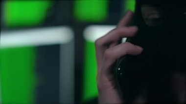 Siber Hacker Kar Maskesi Kılık Değiştiriyor ve Bilgisayar Sistemi 'nin hacklendiğini gösteriyor. ARRI Alexa ile ARRIRAW 'da çekildi ve QuickTime Apple ProRes 422 HQ ihraç edildi..