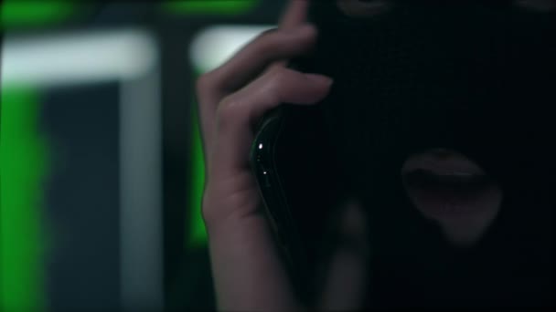 Cyber Hacker Poniéndose Disfraz Máscara Esquí Luego Señalando Sistema Informático — Vídeo de stock