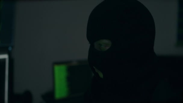Cyber Hacker Uvedení Lyžařské Masky Přestrojení Pak Ukazuje Počítačový Systém — Stock video