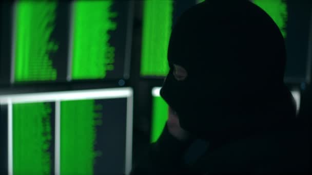 Cyber Hacker Disfarce Apontando Para Dados Que Estão Sendo Cortados — Vídeo de Stock