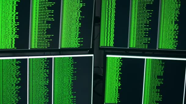 Nerozpoznatelná Data Hacknutá Čtyřech Počítačových Monitorech Natočeno Arri Alexou Arriraw — Stock video
