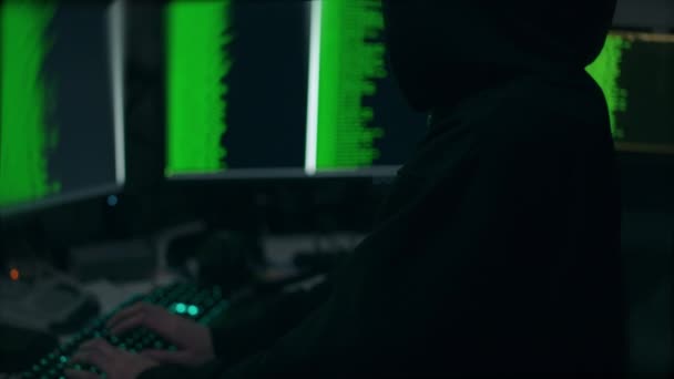 Cyber Hacker Weißer Maske Tippen Und Hacken Vier Computermonitore Aufgenommen — Stockvideo
