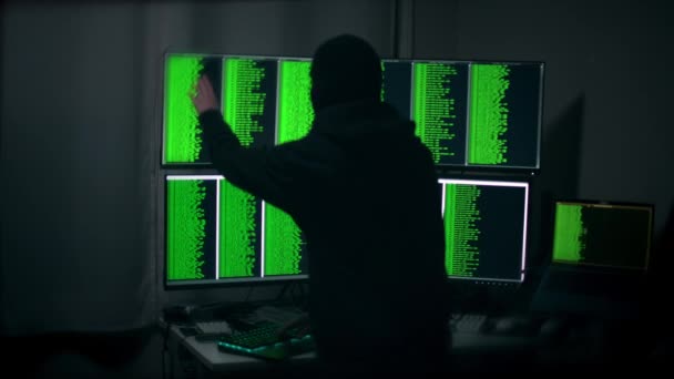 Onherkenbaar Cyber Hacker Typen Wijzen Knikken Hoofd Tijdens Het Hacken — Stockvideo