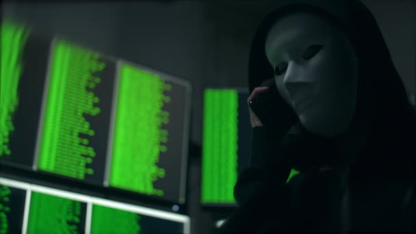 Cyber Hacker Een Witte Masker Vermomming Praten Telefoon Tijdens Het — Stockvideo