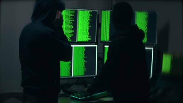Två Cyberhackare Hacka Ett Datorsystem Medan Hackare Pratar Telefon Samtal — Stockvideo