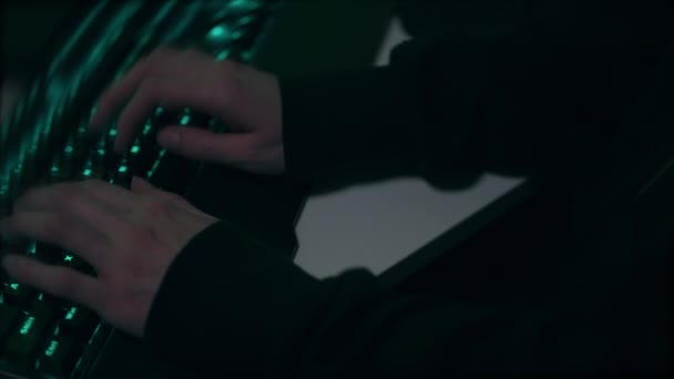 코카서스 핸드가 Lit Keyboard 타이핑하고 있습니다 Arri 알렉사와 Arriraw Quicktime — 비디오