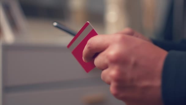 Latino Male Macht Kreditkartenkauf Handy Aufgenommen Mit Arri Alexa Arriraw — Stockvideo