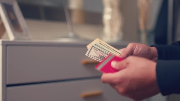 Latino Männchen Gestikulieren Mit Bargeld Oder Kreditkarte Als Bezahlung Aufgenommen — Stockvideo