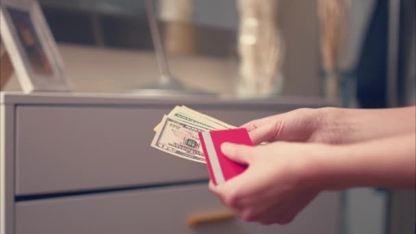 Blanke Vrouw Die Contant Geld Creditcard Als Betaling Schot Met — Stockvideo